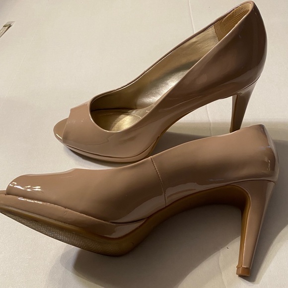 Bandolino Peep Toe Beige Pump - Picture 4 of 4